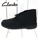 Clarks　　"Desert Boot" カラー(Black Suede) 素材 SUEDE ヒールの型：フラット トゥタイプ：ラウンド 定番のデザートブーツのスエードタイプです。クラークスのアイコンシューズで、1949年の発売開始以来、常にカジュアルシューズをリードしてきた英国を代表する靴であるデザートブーツです。飽きのこないシンプルなデザインは第二次大戦中、英国陸軍に従軍していた「ネイサンクラーク」によるものです。アッパーは着用頻度を重ねるほどに柔らかさを増していくカウレザー、ソールには弾力性に優れた本クレープを採用しています。 ＊起毛した天然スエード素材を使用しており、製造過程においてスエード特有の毛並みが乱れている箇所がございます。予めご了承下さい。 Clarksのサイズ選びのポイント Clarksのサイズフィッティングは使用する木型寸を元に算出しています。足の実寸が心地よく収まるよう採寸(内寸)で換算表記されており、一般的な靴サイズ採寸方法(外寸)とは異なりますので、サイズをお選び頂く際は、この点を考慮の上お選び下さい。 スニーカーサイズより若干小さめのサイズをお選び頂くと良いとされています。 ＊シューズボックスおよび本体に表記されているサイズはUKサイズになります。「CN」は中国サイズの表記で「cm(センチメートル)」ではございません。 ＊足のサイズ：27cm 幅：普通 甲：高め Clarks『Desert Boot』はUK9を着用 サイズ参考 ALDEN,RED WING,Danner：US9/27cmを着用 J.M.WESTON(GOLF)：UK7.5Eを着用 SANDERS：UK8を着用 Crockett&Jones,Tricker’s：UK8Dを着用 Paraboot(MICHAEL)：41を着用 NIKE,adidas,NEW BALANCE,VANS：US10/28cmを着用 others ■ International shipping/Introduction■for overseas customers ギフト対応