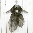 DEAD STOCK　　“BRITISH SCRIM SCARF" カラー(CAMOUFLAGE) 素材 COTTON/LINEN 第二次世界大戦時にイギリス軍で使用されていた、目の粗い、編み目状に織られたスカーフです。正方形に近い形状のショート丈なので、一巻きして襟の中に入れ込むような使用になります。通気性は良く、保温用のスカーフと言うよりも、戦闘時に頭に被る事で森の中でカモフラージュできたり、虫除けや汗を吸収する目的の方が強いアイテムです。ミリタリー仕様ではありますが、普段の首元のアクセント使いとして、とてもお洒落な一品です。 ＊デッドストック商品のため未使用ですが、キズや汚れがある場合がございます。予めご了承下さい。 【サイズ】 &nbsp; ONE SIZE H96cm/W80cm ■ International shipping/Introduction■for overseas customers ギフト対応