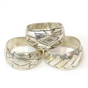 Indian Jewelry　　"Navajo Florence Tahe Ring Type-A” カラー(Silver) 素材　 Silver Made in USA ナバホ族のアーティストFlorence Taheのリングです。少し太めの幅に、模様が打ち込まれたデザインで、厚みは薄手なので軽い着け心地です。 【サイズ】 &nbsp; A 10号/幅1cm B 10号/幅1cm C 11号/幅1cm ■ International shipping/Introduction■for overseas customers ギフト対応