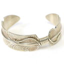 Indian Jewelry　　"Navajo Chris Charlie Feather Bangle 925 Silver" カラー(Silver) 素材　 Silver Made in USA ナバホ族のアーティスト Chris Charlieのブレスレットです。フェザーデザインで、やや太めの存在感のある作品です。 【サイズ】 &nbsp; ONE SIZE 内径13.5cm/幅2cm/開口部2.8cm ■ International shipping/Introduction■for overseas customers ギフト対応
