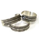 Indian Jewelry　　"Navajo Chris Charlie Feather Bangle Type-A" カラー(Silver) 素材　 Silver Made in USA ナバホ族のアーティスト Chris Charlieのブレスレットです。フェザーデザインで、やや太めの存在感のある作品です。 【サイズ】 &nbsp; ONE SIZE 内径14.3cm/幅2cm/開口部3.2cm ■ International shipping/Introduction■for overseas customers ギフト対応