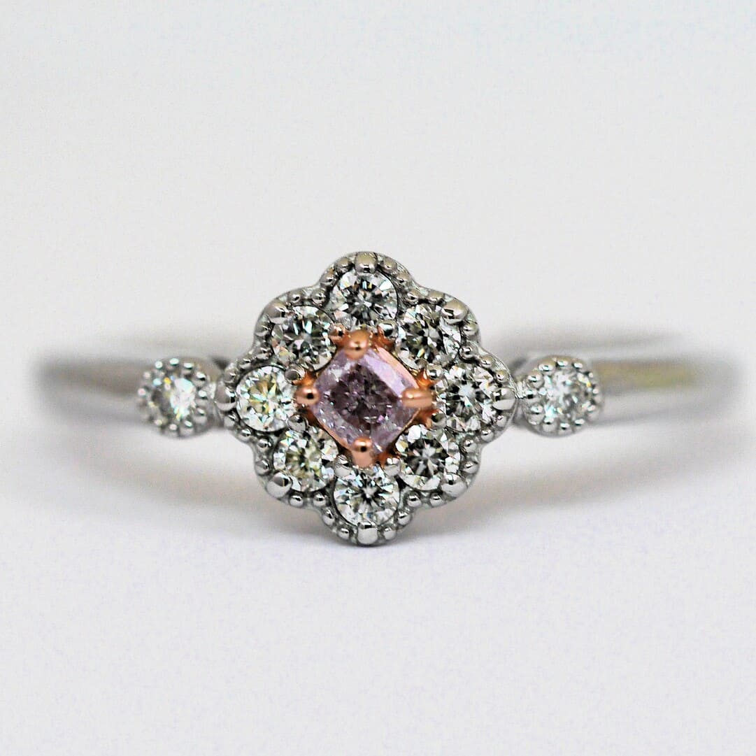 「幸せを呼ぶ」稀少な輝き 【CGL鑑別書付】稀少 FPPピンクダイヤモンド0.077ct プラチナ950 フラワーモチーフ ヘイローリング D0.20ct 大...