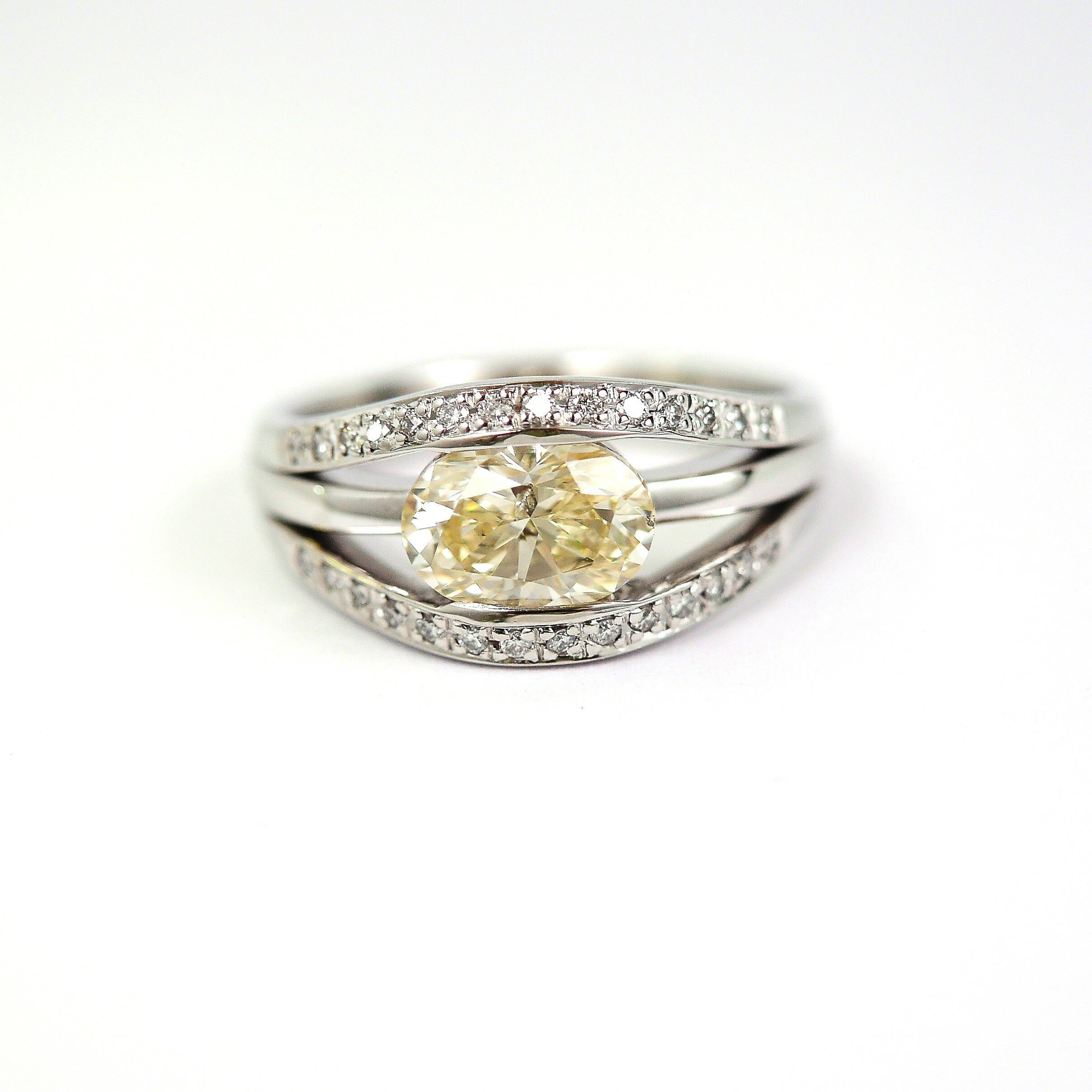 1点ものオーバルシェイプライトイエ...