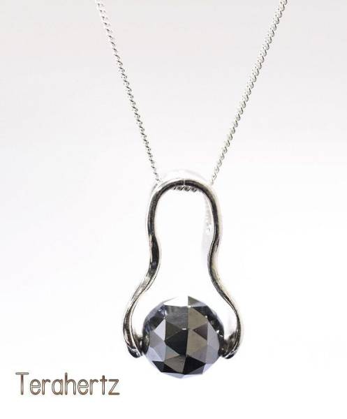 商品詳細 中石テラヘルツ鉱石 カット100面カット トップ総重量 - 地金素材 Pt coating SV925 トップサイズ約 縦20.0cm 横11.0mm(テラヘルツ 約8.0mm) チェーン素材Pt coating SV925 チェ...