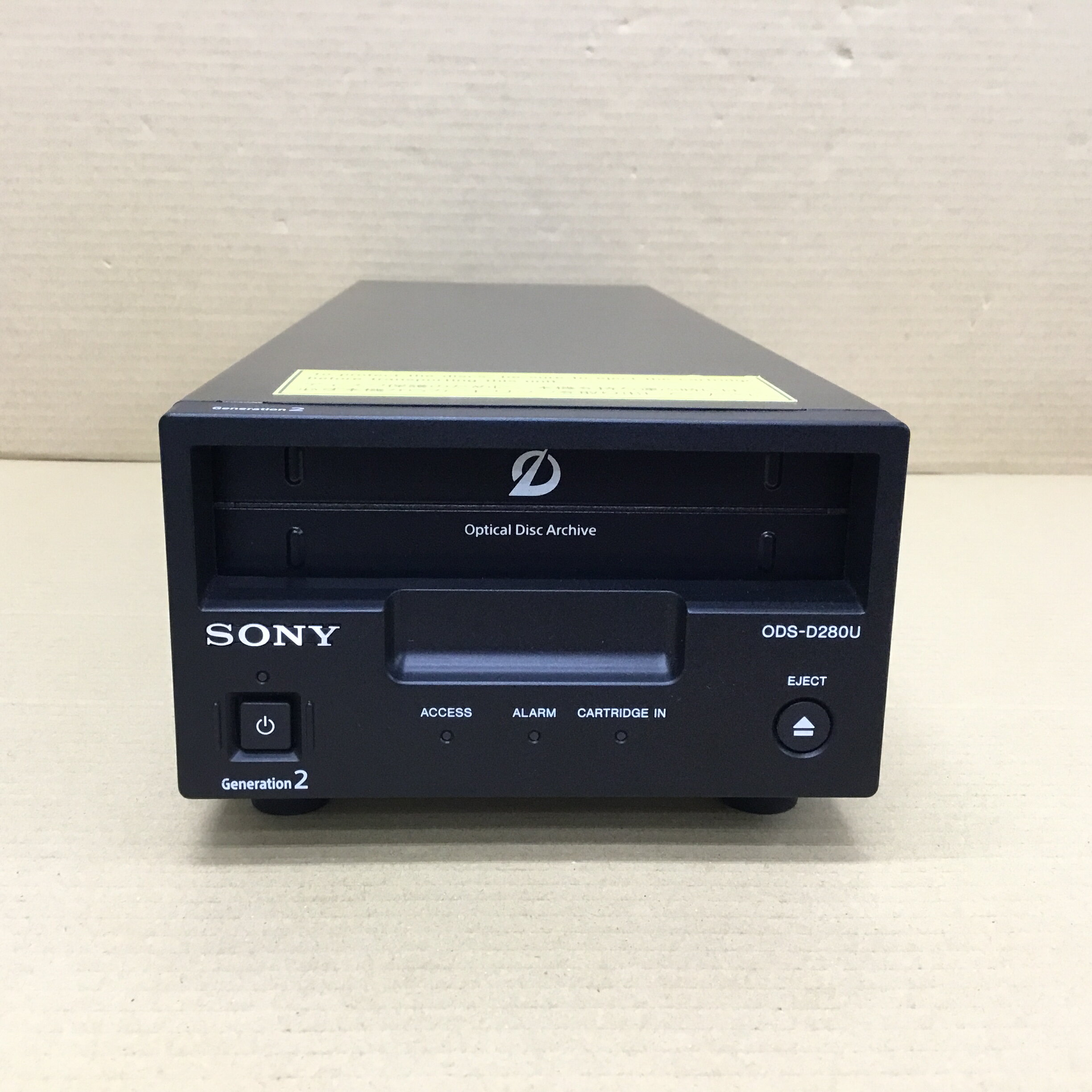 ■メーカー： SONY ■品名： オプティカルディスク・アーカイブドライブユニット ■型番： ODS-D280U ■詳しくは： メーカーホームページへ ■付属品： 本体、電源ケーブル、接続ケーブル ■状態： 通電確認済みの中古品。本体傷小有り。 ■保証期間： 30日間(通電のみ) ■管理番号： 2307257865-4・モニターの発色具合によって実際のものと色が異なる場合があります。