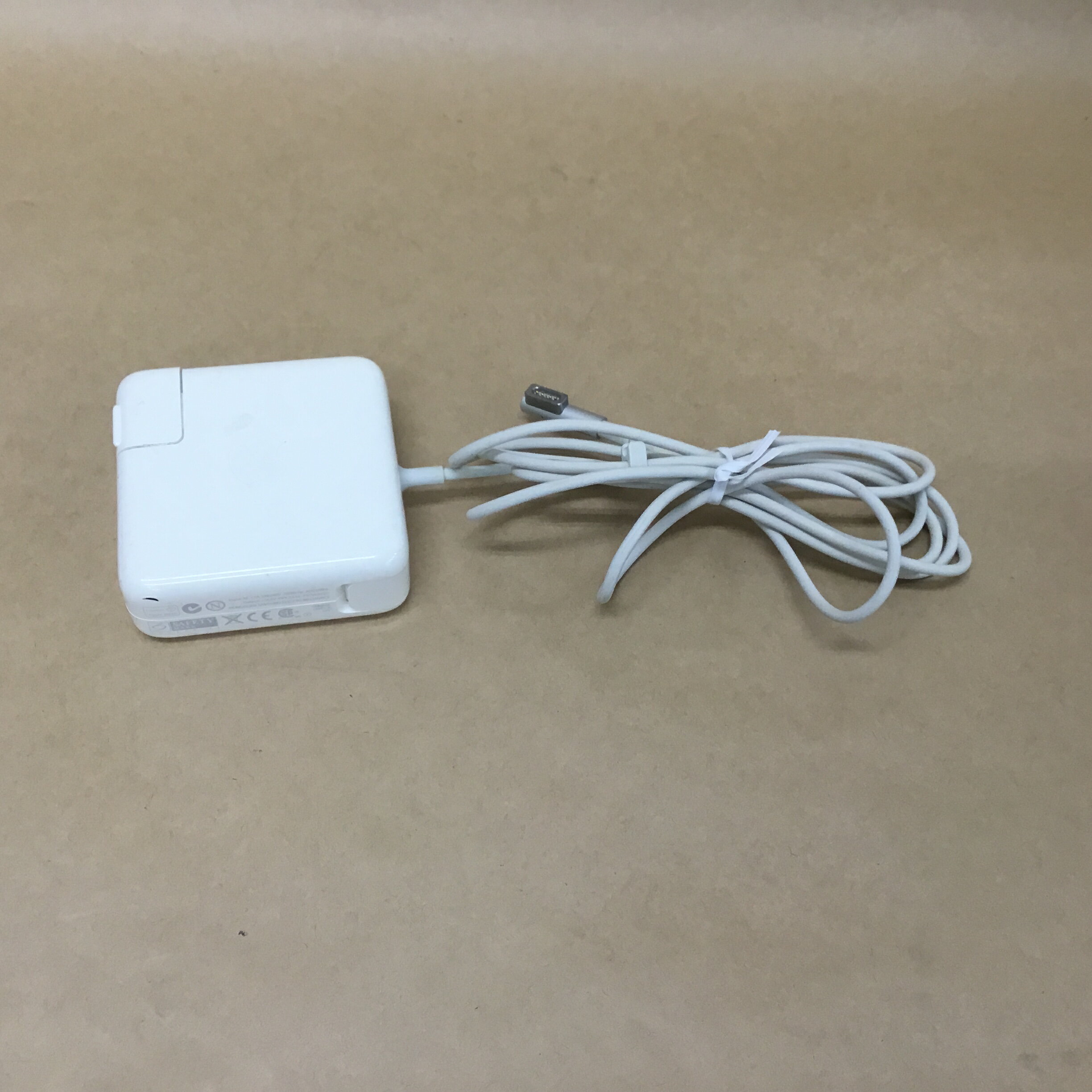 【中古】 アップル 純正品 60W MagSafe Power Adapter A1344 100-240V-1.5A 50-60Hz 16.5V-3.65A 送料 無料 14時までの ご注文 即日発送