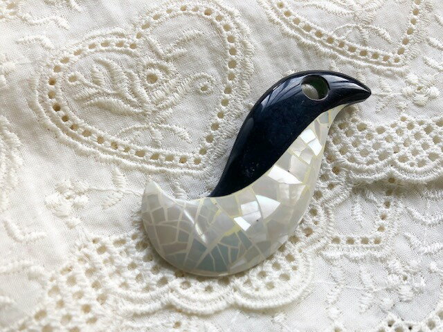 シェルパーツ　1個　曲がりクラックデザイン　貝殻で作られたオールハンドメイドの美しいシェルチャーム 59mm×25mm