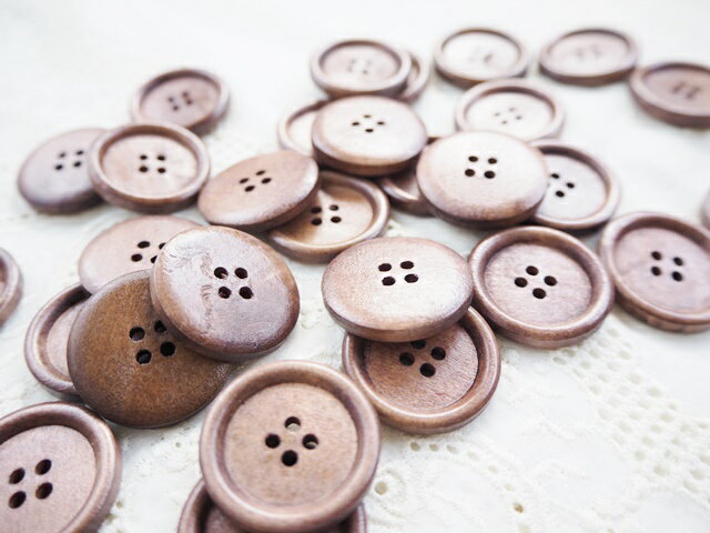 木のボタン 20個入ウッドボタン4つ穴タイプ（ダークブラウン）木製ボタン手芸クラフト用／径25mm