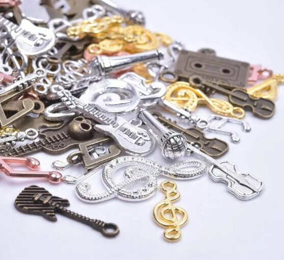 メタルチャームランダムミックス50個（楽器音楽ギター音符などなど）手芸アクセサリー用ペンダント※画..