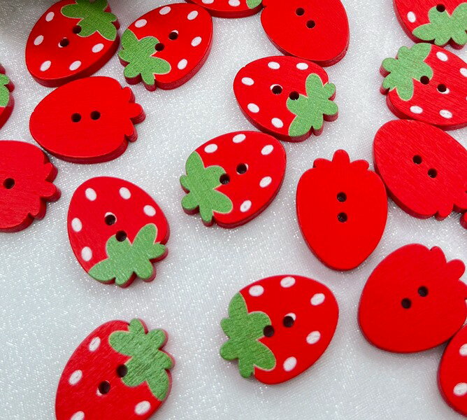 苺のプリントボタン 10個 木製ボタン木のボタンクラフトボタン 23mm×18mm