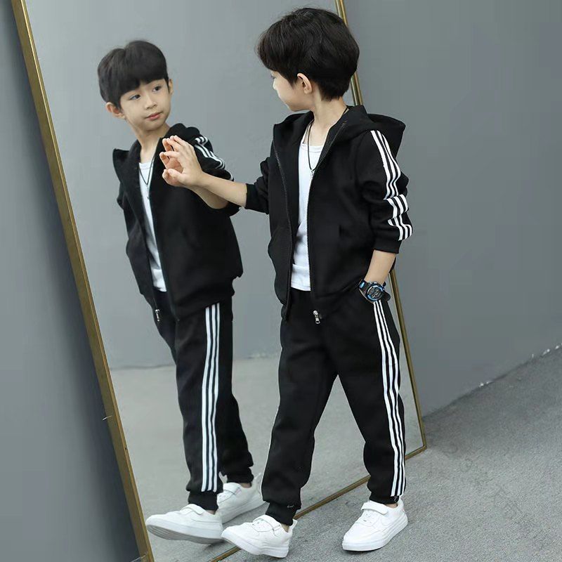 商品内容：ジャケット+パンツの2点セットジャケット・さっと羽織りやすいフルジップ仕様・左右のバイカラー切替がアクセントにパンツ・薄すぎず厚すぎない質感で、1年を通して着用いただけます。・ウエストはゴム仕様になっているのでトレスフリーな穿き心地デザインポイント・長い袖丈で着た時にクシュっとしたシルエットに・フィットの調節が可能なドローコード入りのフード・インパクトのある落書き風のイラストプリント・裾にはリブでキュッとと引き締まった美シルエットに商品細部袖口リブ仕様フードドローコード入りかわいいイラストプリント裾リブ仕様カラー切替パンツ裾リブ関連キーワード：子供服 サイズ 目安 ブランド 女 ヒップホップ 体操服 練習着 普段着 スウェット 上下 カジュアル 運動服 おしゃれ 110 120 130 140 150 160 上下セット ズボン 安い おしゃれ 薄手 おすすめ 送料無料 スポーツ スウェット 長ズボン ホワイト ロングパンツ 小学生 中学生 ストレッチ .子ども用 ジャージ の 上下セット は キッズ の 男の子 女の子 に 最適 な ジュニア サイズ 150 160 で 春秋 シーズン に ぴったり です。パーカー と ジップアップ パンツ の セットアップ は ダンス 衣装 や 子供服 として おすすめ です。。 指定された配送時間は承っておりません。【りれーしょん23楽天市場店】