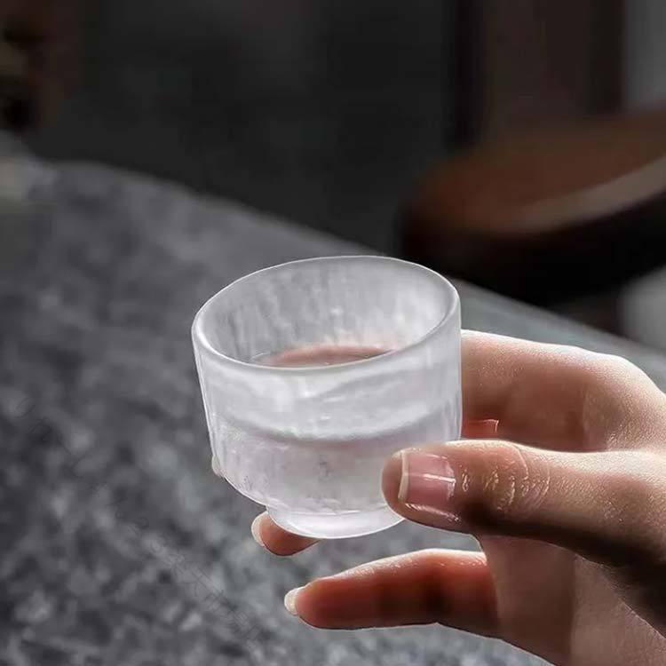 セット内容：徳利*1、お猪口*4、冷酒器/温め器*1外のボウル容器にお湯をを入れて、やわらかで美味しい「ぬる燗」も作れます。寒い日に一杯で、身体が暖かくなります。ボウル容器に氷水を入れれば、冷酒も簡単に作れます。オールシーズン活躍します。普通の酒器よりやや厚みがあるので、丈夫で、割れにくく普段使いようにピッタリです。ガラスの透明感とハンドメイドならではの味わいのある手触りで、より一層お酒を楽しむことができます。 サイズ 徳利＋冷酒器+お猪口*4 サイズについての説明 徳利：口直径4.3cm×高さ12.8cm 容量295mlお猪口：口直径5.5cm×高さ4.4cm 容量50ml冷酒器/温め器：口直径11.5cm×高さ9cm 容量600ml　※サイズ表の実寸法は商品によって1-2cm程度の誤差がある場合がございます。　 素材 ガラス 色 Aタイプ Bタイプ Cタイプ 備考 ●サイズ詳細等の測り方はスタッフ間で統一、徹底はしておりますが、実寸は商品によって若干の誤差(1cm〜3cm )がある場合がございますので、予めご了承ください。 ●製造ロットにより、細部形状の違いや、同色でも色味に多少の誤差が生じます。 ●パッケージは改良のため予告なく仕様を変更する場合があります。 ▼商品の色は、撮影時の光や、お客様のモニターの色具合などにより、実際の商品と異なる場合がございます。あらかじめ、ご了承ください。 ▼生地の特性上、やや匂いが強く感じられるものもございます。数日のご使用や陰干しなどで気になる匂いはほとんど感じられなくなります。 ▼同じ商品でも生産時期により形やサイズ、カラーに多少の誤差が生じる場合もございます。 ▼他店舗でも在庫を共有して販売をしている為、受注後欠品となる場合もございます。予め、ご了承お願い申し上げます。 ▼出荷前に全て検品を行っておりますが、万が一商品に不具合があった場合は、お問い合わせフォームまたはメールよりご連絡頂けます様お願い申し上げます。速やかに対応致しますのでご安心ください。 【原産国／製造国: 中国】 指定された配送時間は承っておりません。【りれーしょん23楽天市場店】