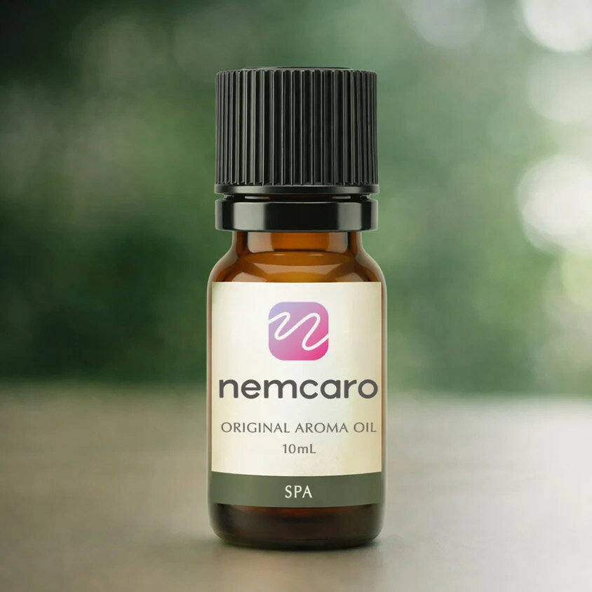 nemcaro（ネムカロ）について 多幸感あふれる睡眠空間を。 ハーバルシトラスの香り 清潔な静けさ。ハーバルシトラスが導く、余白の時間。 主要精油：レモン・ユーカリ・シダーウッド・スペアミント etc. 100％天然のエッセンシャルオイルが心地よく香るオリジナルのアロマオイル。 香りから “ととのう”「時」 と「場」を創ります。 商品名 「Spa」　nemcaro（ネムカロ）シリーズ アロマオイル 香り&nbsp; 「香り」は人間の脳に直接伝わり、感情を動かすことは良く知られています。例えば、好きな香りは一瞬にしていい気分に。嫌いな香り、臭いにおいを嗅ぐと、気分が悪くなる。日常的によくある経験です。 「Spa」ハーバルシトラスの香り。緑に囲まれた清らかな小川のほとりで、心身がほどけていくような安らぎの香り。 使い方 ・音と香りの空間演出デバイス「nemcaro」にボトルのままセット ・そのまま香りをかぐだけでも手軽にととのうことができます ・マグカップのお湯をそそぎ、数滴アロマを垂らすと効果的 ・濡れタオルに数滴たらして、顔にあててリフレッシュ ・アロマオイル対応の加湿器に使用可能 ・アロマスートン、アロマディフューザーにもお使いいただけます ・おやすみ前に、枕元でアロマオイルを1，2滴 ・早朝、瞑想の時間に1，2滴 ・休日、オフの体と心を休めるために1，2滴 基本情報 ・原料: Lemon (レモン)／Eucalyptus (ユーカリ)／Cedarwood (シダーウッド)／Spearmint (スペアミント) etc. ・内容量: 10ml ・原産国: 日本 注意事項 【使用上の注意】 ●お肌に直接使用しないでください ●直肘日光をさけ、冷暗所に保笠してください●お子様の手が届かない名所に保管し、目や口に直接ふれる事がないようにご注意ください ●目に入ったときは水て十分況い流してください． ●天然の香料が含まれておりますので、白濁する場合があります。また、経時変化により変色や沈殿物が生じることがありますが、いずれも品質には問題ありません。 【返品について】 箱を開封済みの場合、お客様都合の返品は不可となります。 不良品の場合…商品を返送いただいた後、スタッフが検品のうえ、あらためてご連絡をさしあげます。 商品に不良があった場合、交換対応となります。 不良が確認できない場合、返金不可の可能性がございます。なにとぞご了承ください 【配送日時】 ご注文（ご入金）確認後、1~3営業日以内の発送をこころがけております。 ※天候・交通事情により遅れる場合もございますので、あらかじめご了承ください。 【お届け方法】 ゆうパックにて発送します。 【返品について】 箱を開封済みの場合、お客様都合の返品は不可となります。 不良品の場合…商品を返送いただいた後、スタッフが検品のうえ、あらためてご連絡をさしあげます。 商品に不良があった場合、交換対応となります。 不良が確認できない場合、返金不可の可能性がございます。なにとぞご了承ください 利用シーン プレゼント 年末年始 母の日 父の日 御中元 お中元 お見舞い 暑中御見舞 残暑御見舞 敬老の日 節分 卒業 卒園 バレンタインデー ホワイトデー ひな祭り お花見 ハロウィン クリスマス 冬ギフト お歳暮 御歳暮御祝 御礼 謝礼 御挨拶 粗品 贈答品 ギフト プレゼント お土産 手土産 贈りもの お返し 引き出物 お祝い 結婚祝い 結婚内祝い 出産祝い 出産内祝い 快気祝い 快気内い プチギフト 七五三 入学式 開店祝い 開業祝い 新築祝い 誕生祝い 入学祝い 就職祝い 用途・キーワード&nbsp; アロマ アロマオイル