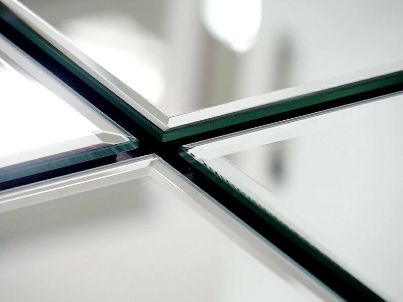 ウォールミラー【モザイク No.4】W590×D50×H590mm ≪塩川光明堂≫ノンフレーム モダン 鏡 壁掛け 吊り鏡 おしゃれ 4面 デザイナーズ 美容室 ブティック インテリア 飾り 装飾 エントランス 玄関 リビング ベッドルーム タイル風 日本製 国産 Mosaic【135.5】 [2]