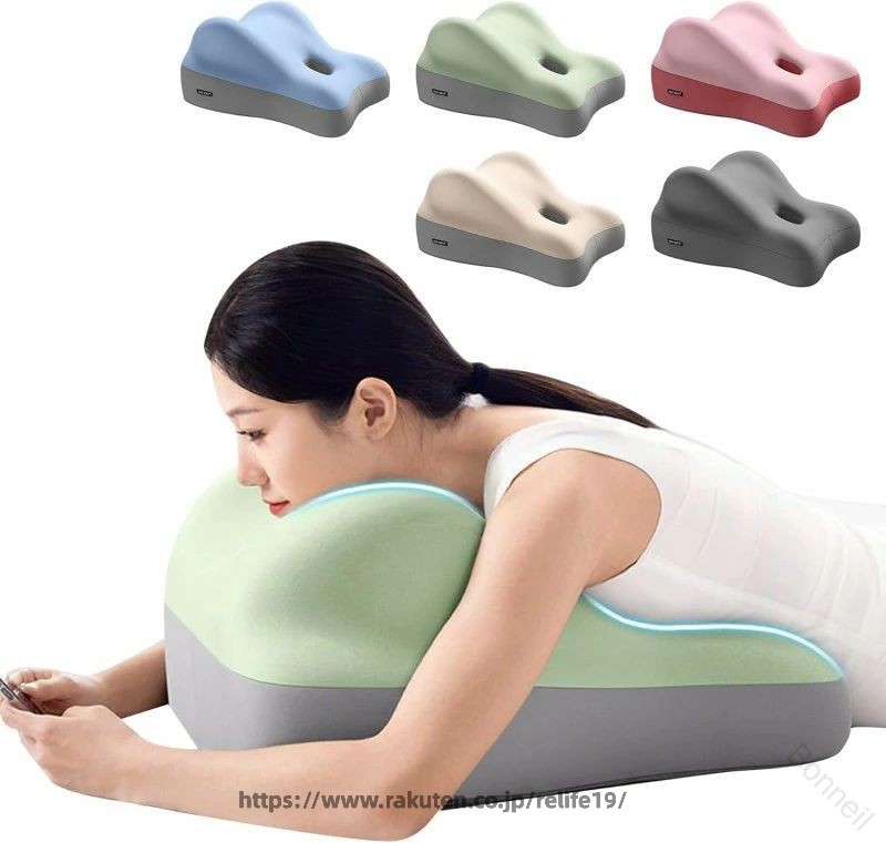 商品：うつ伏せ クッション 色：ベージュとグレーのつなぎ色、ブルーとグレーのつなぎ色、ダークグレー、グリーンとグレーのつなぎ色、ピンクとローズレッドのつなぎ色、ダークグレーとライトグレー 材質：柔らかすぎではなく硬すぎではない低反発コットン 素材：低反発メモリーコットン、約重さ1000g 商品パッケージ数：うつ伏せ枕1点 商品説明： 1.【うつ伏せ姿勢の負担軽減】科学的ゾーニングと人間工学的デザインにより、ゴールデンアングルで首・背骨・胸部を保護。圧力を分散させながらリラックスを促進します。上半身を適度に高く支える設計で、胃酸逆流やいびきの軽減に効果的。呼吸がスムーズになり、夜間の目覚めを減らして深い眠りをサポート。うつ伏せでのスマホ操作・ゲーム・読書時の疲労軽減にも最適です。 2.【身体にフィットする形状】人体工学に基づいた立体形状が身体にぴたりとフィット。うつ伏せでも圧迫感ゼロの快適さを実現します。頭部・胸部・腹部を3点サポートすることで、胸部を圧迫せずに肩や腕を自由に動かせる設計。スマホ操作や読書時の疲れを軽減し、長時間の使用でも楽な姿勢をキープできます。 3.【カップル専用設計 ダブルサポートフォーム】高密度低反発フォームが2人の身体のラインに完全フィット。互いの体重を分散しながらも、寄り添う・手を繋ぐ・くつろぐといったスキンシップを自然にサポートします。 4.【高密度形状記憶ウレタン】高密度形状記憶ウレタンが身体を優しく包み込み、自然なマッサージ効果で日中のストレスをほぐします。次世代型快眠クッションです。 5.【睡眠とリラクゼーションに最適】うつ伏せ・仰向け・座位・足枕と、4WAY使い分け可能な設計が、専門家も推奨する究極の安眠を実現します。睡眠医学に基づいた立体形状が、寝返りの自然な導線を作り出し、朝目覚めた時の爽快感が違います。製品サイズ：幅48*奥行41*高さ23cm。 6.【お手入れ方法】: 30℃以下の水で中性洗剤で手洗い、漂白剤使用不可、ドライクリーニング不可、高温アイロン不可。 7.【サービス】お届いた商品についてなにか問題がありましたらお気軽にご連絡をお願い致します。お客様に最高のアフターサービスを提供することを約束します。 [関連ワード] ---うつ伏せクッション 身体にフィット枕 うつぶせ寝 枕 読書枕 足枕 腰枕 安眠枕 低反発まくら 低反発枕 胸部マット むくみ 読書 姿勢サポートクッション ごろ寝 背もたれ 軽減 リビング洗える レスト スマホ 枕 三角クッション安眠枕 低反発まくら ネックピロー うつ伏せ クッション うつぶせ寝クッション 腰枕 安眠枕 低反発まくら 低反発枕 うつ伏せ枕 胸部マット 足枕 むくみ 読書 姿勢サポート ごろ寝 背もたれ 軽減 リビング洗える レスト スマホ クッション 枕 三角クッション 身体にフィット--- 【原産国／製造国: 中国】 .うつ伏せクッション うつ伏せ寝枕 胸を開く枕 うつ伏せ寝クッション 読書クッション 足枕 腰枕 胸部マット 体位サポートマット 多機能カバー 体位保持クッション 体圧分散枕 リラックス枕 快適枕 ストレス軽減枕 安眠枕 疲労回復枕 肩こり対策枕 腰痛対策枕 在宅勤務用枕 デスクワーク枕 睡眠サポート枕 健康枕 体圧分散 安眠 快眠 疲労回復 快適 在宅勤務 読書 リラックス 肩こり 腰痛 サポート 多機能 人気 おすすめ セール ランキング 体位保持 体位改善 長時間使用可能 快適設計 体圧軽減 体の負担軽減 仕事効率アップ リモートワーク 疲労軽減 療養用枕。 指定された配送時間は承っておりません。【Bonneil】