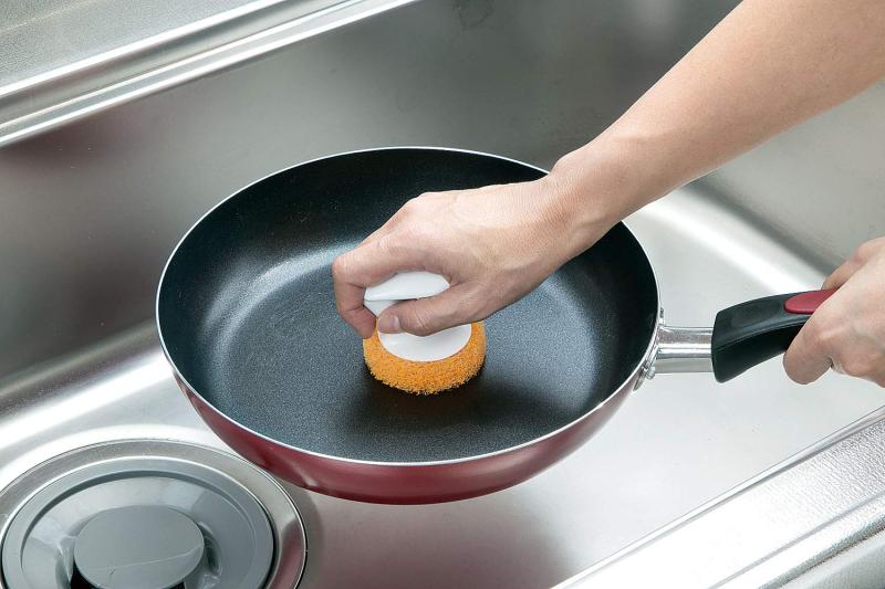 まめいた キッチンスポンジ オレンジ 幅6.5cm×奥行6.5cm×高さ7.5cm 鍋 フライパン洗い 傷つけにくい グリップ付き 掛けて収納 日本製 KB-451