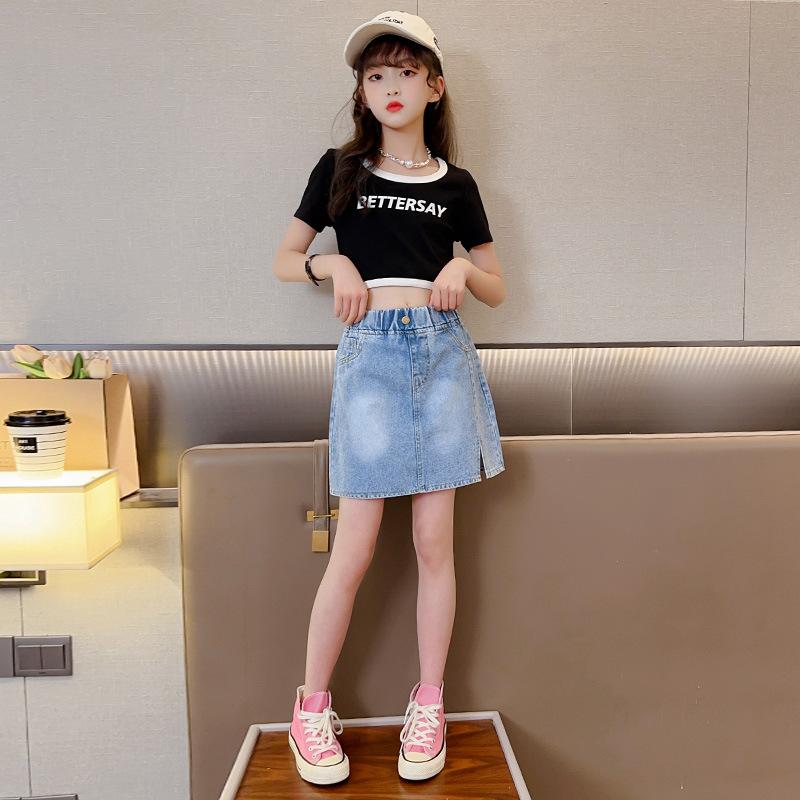 デニムスカート キッズ 女の子 韓国子供服 ボトムス ミニ丈 膝上丈 デニム 夏 オールシーズン カジュアル おしゃれ かわいい・カテゴリ: スカート・スタイル: カジュアル、トレンド感・主な素材: 綿70%・裏地素材: 綿・安全規格: B類・デザイン: デニムスカート・加工: 柔軟処理・対象年齢: 8歳以上・性別: 女児・カラー: ブルー・サイズ展開: 120cm, 130cm, 140cm, 150cm, 160cm, 170cm