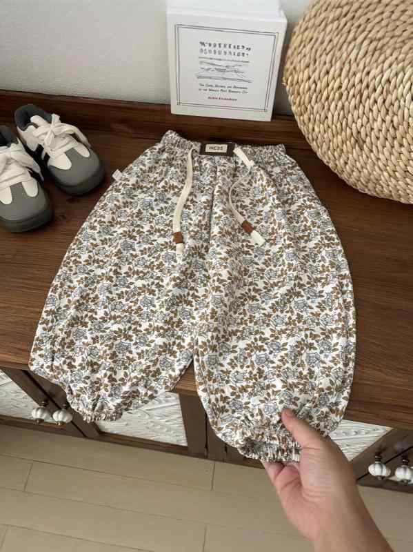 ロングパンツ キッズ 男の子 女の子 ズボン ボトムス 虫除け 薄手 涼しい ワイドパンツ ゆったり カジュアル オールシーズン・スタイル: カジュアル・素材: ポリエステル100%・パンツ丈: ロング・対象性別: ユニセックス・対象年齢: 3〜8歳・デザイン: 基本款・生地加工: 柔軟処理・柄: 格子、抽象、ヒョウ柄・エレメント: 田園風、卡通・ウエスト: ミドルウエスト・カラー展開: FxK01小花、FxK02リーフ、FxK03文字、FxK04ブラウンベア、FxK5mホワイト・サイズ展開: 80cm、90cm、100cm、110cm、120cm、130cm、140cm、150cm、160cm・製造技術: 無骨・商品カテゴリ: 子供用パンツ