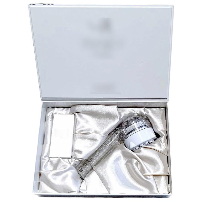 【正規品】[plus]プラスシャワーヘッド ウルトラファインミスト 塩素低減 美容シャワーヘッド 肌深度清潔 肌ケア トルネードスティック付き「トルネードスティック」を簡単に接続するだけで、塩素を効果的に除去する機能が追加されます。同時に、ファインバブルの生成量が飛躍的にアップし、より密な気泡水流で、より深層的な洗浄を実現いたします。肌や髪にやさしく、しっかりと汚れを落とすことができます。マイクロバブルよりもサイズが小さい超微細な気泡で構成されており、目に見えない微細な汚れまで深層的に取り除くことができます。高い洗浄力で、肌や髪の毛にたっぷりとディープケアを施し、美しさを引き出します。本体には、丈夫で錆びにくいステンレス鋼と、軽量で耐久性の高いABS樹脂、高強度と透明性に優れたポリカーボネートを採用しています。丈夫な素材で長期使用にも耐えられ、軽量化と高強度を両立。日常の使用に耐える頑丈さと、清潔感のある美しい外観を実現しています。当製品は優れた節水性能を備えており、同じ洗浄効果を得るために必要な水量を従来比で削減。お肌や髪にディープケアを施しながらも、水道使用量を抑えることができます。美容効果を実感しながら、家計にも優しい使い方が可能です。トルネードスティックは交換式仕様になっております。摩耗や性能低下が心配なら、簡単に新品に交換できます。メンテナンスがスムーズに行えるため、いつも高い性能をキープして快適なシャワー体験をお楽しみいただけます。また、寿命が尽きた際にも廃棄せずに交換することで、環境にもやさしくご利用いただけます。