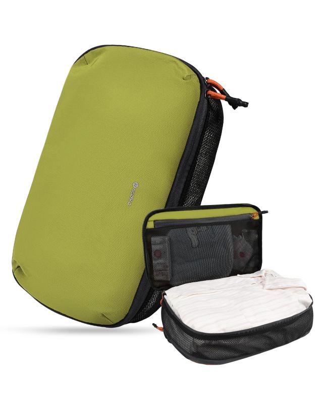 圧縮ポーチ 旅行用圧縮袋 収納ポーチ 12L 30％スペース節約 内ポケット 撥水加工 通気 衣類収納 出張 旅行 便利グッズ トラベルポーチ 洗濯機対応【圧縮ポーチ 約30％省スペース】衣類をすっきりまとめられるトラベルポーチです。メインポケットで衣類を、内側のメッシュポケットで小物を整理可能。収納ファスナー→圧縮ファスナーの順に閉めるだけで、かさばる衣類が瞬時にスリムに。荷物を約30％節約でき、スーツケース内をより広く使えます。【1〜2泊用 コンパクト・大容量】旅行用圧縮袋として便利なサイズ（約38×21×9cm）で、スーツケースやクローゼットにもすっきり収納。冬は1泊分、春秋は2泊分の衣類をまとめて管理できます。コンパートメント設計により仕分けしやすく、シワもつきにくい仕様。軽量で持ち運びやすく、出張や週末旅行まで幅広く活躍します。【通気性が高く・防水ナイロン】超耐久ナイロン素材を使用し、毎日の擦れや引っかきにも強く長持ち。表面は撥水加工で雨や飲み物のこぼれから衣類をしっかり保護。側面にはメッシュ素材を採用しており、通気性が高く、旅行中にホテルで着替えを入れてもムレにくく、衣類がイヤなニオイをため込みません。梅雨の湿気が多い時期や、汗ばむ季節、ジム・温泉帰りの衣類でもこもりにくく、いつでも快適に使えます。重量はわずか170gと超軽量で、折りたため、洗濯機で丸洗いできます。【耐久ロング持ち手】丈夫なロングナイロン製ファスナー持ち手を採用し、一般的な持ち手より耐久性が高く、力をかけても安心。両端に持ち手が付いているため、衣類を収納した状態でもそのまま軽々持ち運べます。旅行・出張・家庭での整理収納にも便利です。【7色展開・男女兼用デザイン】選べる7色展開で、男女問わず使いやすいシンプルなデザイン。旅行用の衣類整理はもちろん、家庭での収納や棚整理にも最適です。バックパックやスーツケースに入れてもかさばらず、毎日の収納アイテムとして幅広く活用できます。