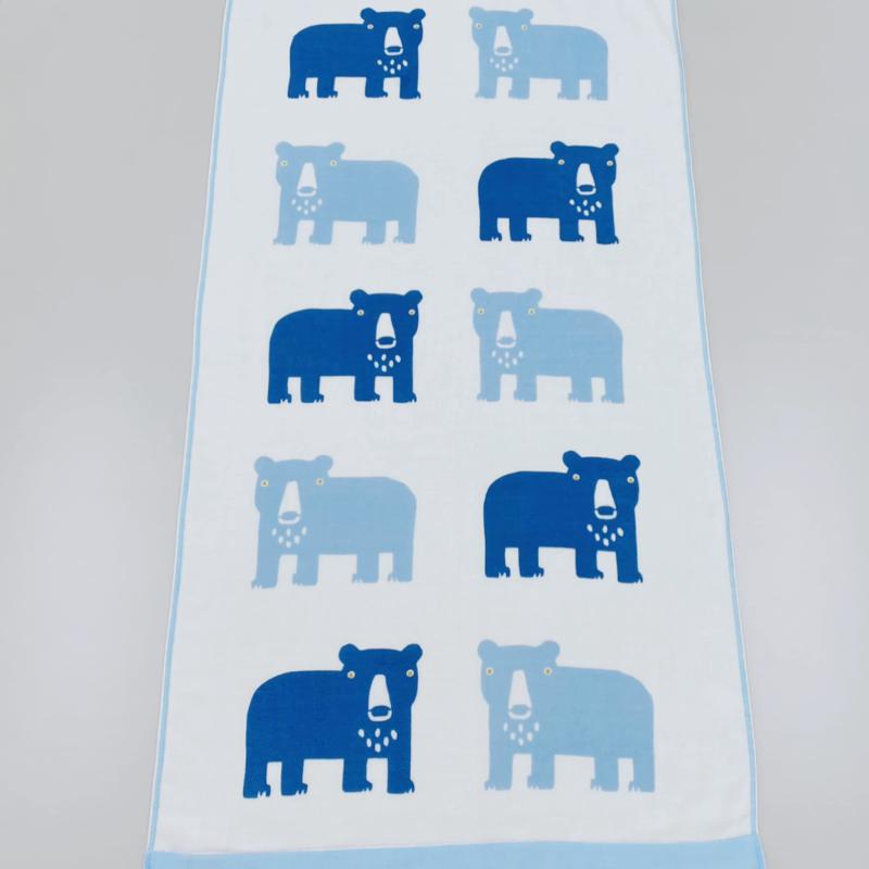 kainoo ×KATACHI バスタオル 60cm×120cm 日本製 今治 タオル【製品仕様】1枚サイズ：約60cm×120cm 素材：綿100％ 片面ガーゼ片面パイル 顔料プリント 生産地：日本 今治【Kainoo×KATACHIバスタオル】 KATACHIシリーズは、姉妹で活動されているカタチノデザインユニットKATACHIさんと海野尾タオルがコラボした毎日『かわいい』がいっぱいのタオルです。表面がガーゼ織りになっています。肌触りもやさしく吸水性も抜群です。赤ちゃんから大人まで幅広くご使用になれます。太陽光や室内灯、モニター環境により色の見え方に多少の誤差がございます。【タオルのお洗濯についてのお願い】肌触り良くソフトに仕上げていますからはじめのうちは他のものとは区別してお洗い下さい。塩素系漂白剤は使用しないで下さい。柔軟剤を使用しますと吸水性が落ちたりパイルが抜けたりする場合がございます。タオルが硬くなったと感じた時のご使用をおすすめします。タンプラー乾燥はお避け下さい。長時間水に濡れたり、浸したりしますと他のものに色移りすることがございますのでご注意ください。