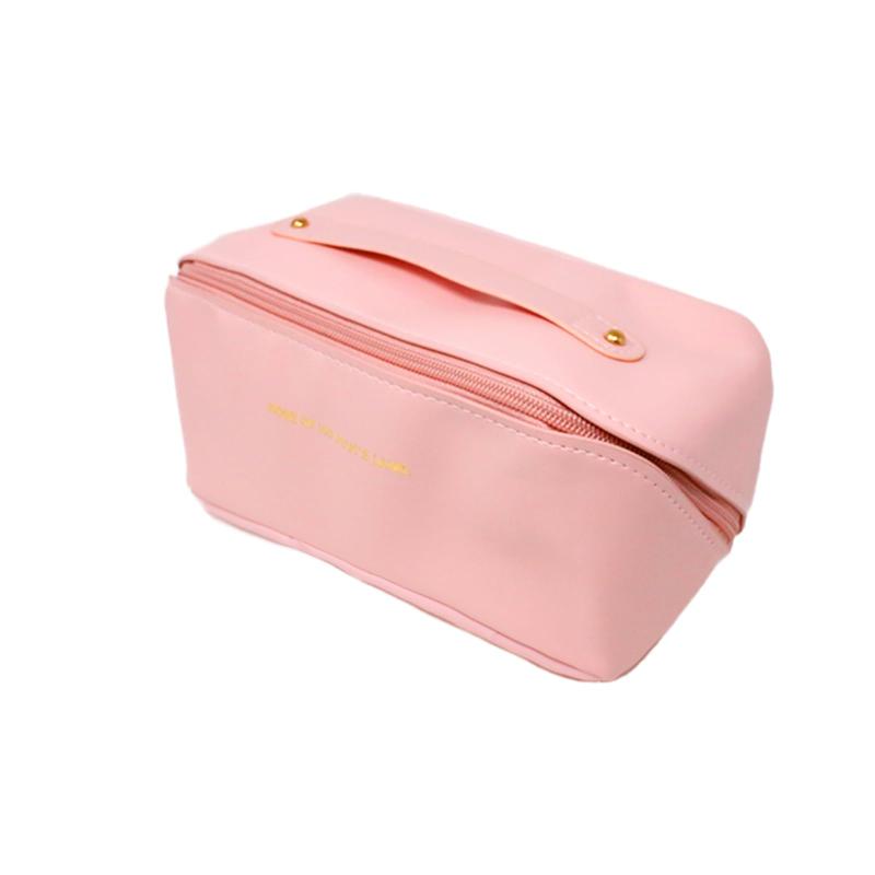 MILASIC 大容量化粧ポーチ かわいい レザー風 おしゃれ PU 持ち運び ファスナー 自立 仕切り 小さめ コンパクト 機能的 持ち歩き シンプル【大容量でたっぷり収納】スキンケア用品やメイク道具をまとめて収納可能。旅行やお出かけ時にも便利な大容量デザインです。【おしゃれなレザー風素材】PU素材を使用し、高級感のあるレザー風仕上げ。耐久性に優れ、お手入れも簡単です。【使いやすい仕切り付き】ポケットや仕切りが付いているため、小物をスッキリ整理整頓。探し物の手間が省けます。【持ち運びに便利な自立型】自立するボックスタイプで、開けた時も中身が見やすく、取り出しやすい設計です。【ギフトにも最適】北欧風のシンプルデザインで学生から大人まで使いやすい。プレゼントや贈り物にも喜ばれるアイテムです。