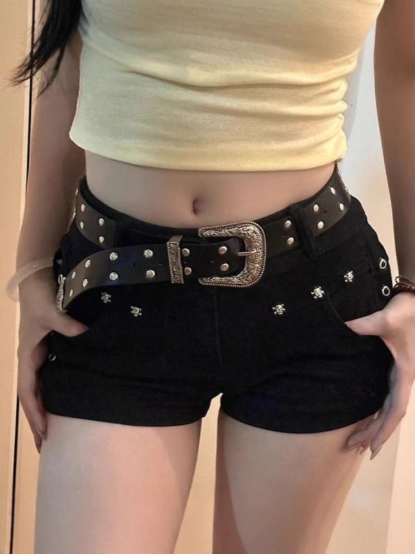ショートパンツ レディース 黒 デニムパンツ デニム ジーンズ ジーパン ホットパンツ ミニ丈 裾フリンジ ローライズ 低腰 リベット スタッズ スリム フィット 美脚 脚長効果 セクシー ギャル ストリート系 カジュアル 通学 デート 春 夏 秋