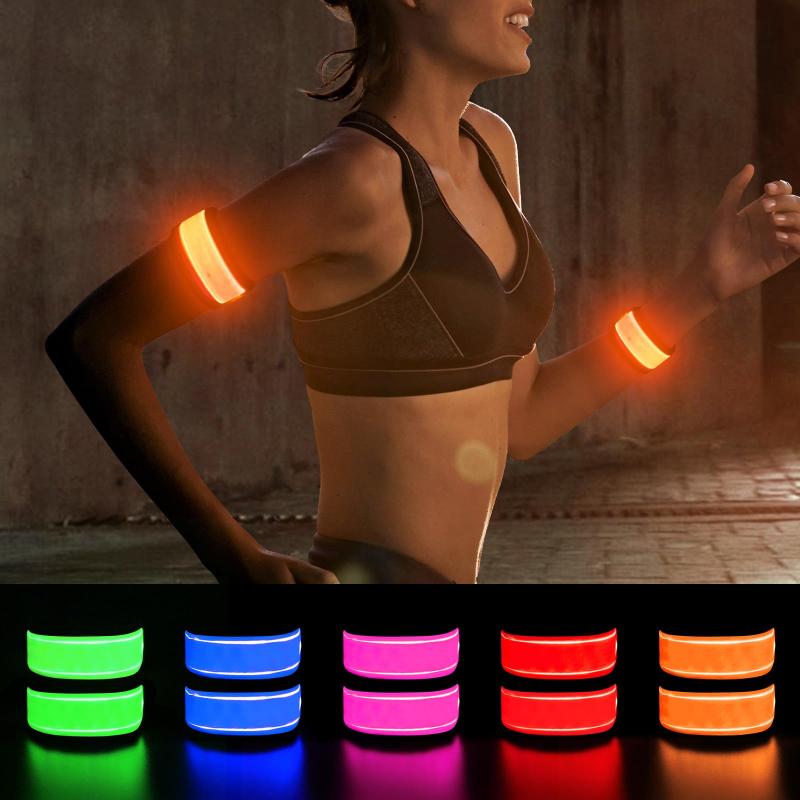 Dolitego LEDアームバンド 夜間のランニングやジョギング用 光り輝く2個セット 伸縮性と反射板付き スポーツ用 蛍光 事故防止 ウォーキング用 アームバンド2個入りLEDランニングブレスレットバンド」：1つ購入すると2個のLEDアームバンドが付属します。左右の腕に装着したり、友人や家族と共有することができます。サイズ調整可能：Dolitego LEDブレスレットのサイズは4cm x 30.6cmで、大人、子供、男性、女性のいずれの手首にもフィットします。また、足首や腕にも装着できます。暗闇で超明るい：LEDブレスレットは夜間に明るく、安全を守る高い視認性を備えています。夕暮れや夜間のアクティビティで360度の超高視認性を提供するように設計されており、200メートル以内から確認できます。このアクセサリーは、あなた、あなたのお子様、またはペットを、過失や注意散漫なドライバーから安全に保護します。2つの点灯モード：このアームバンドには2つの異なる点灯モード（定常点灯と高速点滅）があります。異なる点灯モードはさまざまな状況に適しており、フラッシュモードは夜間のランニングやサイクリングに適しています。パッケージには予備のCR2032/CR2016電池が含まれており、約20～30時間使用することができます。高品質の素材と簡単なバッテリー交換：このブレスレットは、頑丈なナイロン素材に薄いLEDとTPUの導光管が内蔵され、交換可能なCR2032バッテリーが装着されています。ブレスレットは簡単に取り外して洗浄することができます。