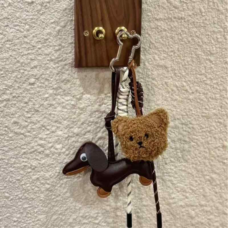 キーホルダー バッグチャーム レディース ぬいぐるみ クマ ダックスフンド 犬 マスコット かわいい キーリング アクセサリー プレゼント ギフト 贈り物 癒し グッズ 通学 通勤 普段使い 鞄 飾り 小物