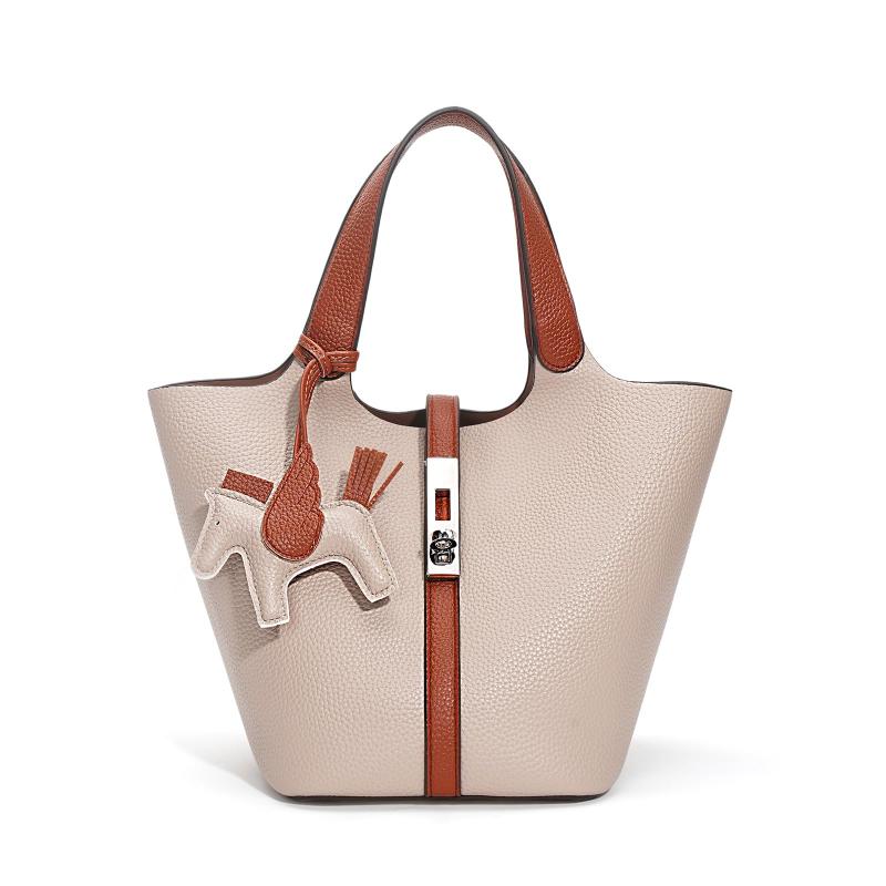 ハンドバッグ レディース レザー トートバッグ 小さめ 可愛い おしゃれ 大容量 軽量 通勤 人気 高見え シンプル 柔らかい 自立 内ポケット付き チャーム付属