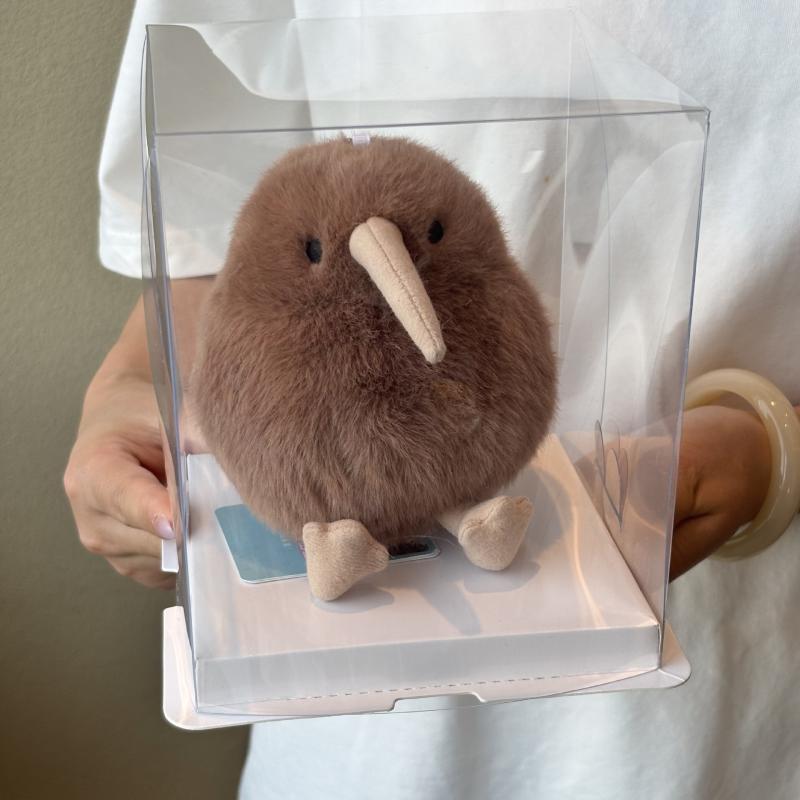 ・カテゴリ: ぬいぐるみ・バリエーション: キーウィ、鳥の巣、キーウィ+鳥の巣、キーウィ+透明ケーキボックス、キーウィ+黒縁メガネ、キーウィ+赤縁メガネ+学士帽、キーウィ+鳥の巣+透明ケーキボックス、キーウィ+農夫帽子+黒縁メガネ、キーウィ+農夫帽子+赤縁メガネ、キーウィ+コック帽+よだれかけ+スプーン、キーウィ+雪だるま帽子・ぬいぐるみ分類: 超やわらかショートぬいぐるみ・キャラクターデザイン: 動物・中綿素材: ポリエステル繊維・素材: ぬいぐるみ・サイズ: 12cm・対象年齢: 7-14歳・対象性別: 男女通用