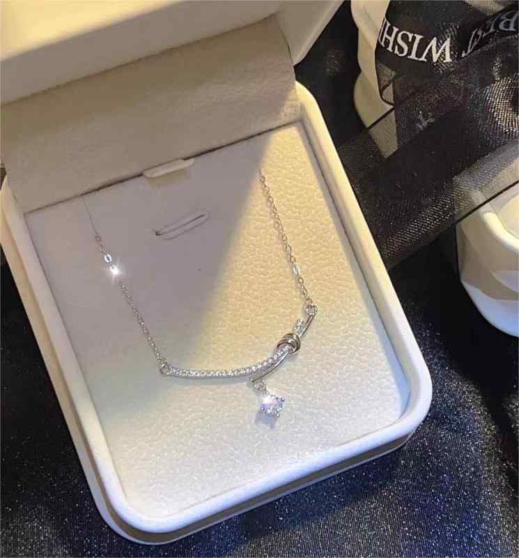 ネックレス レディース シルバー 笑い顔 スマイル 鎖骨チェーン ペンダント 首飾り ジュエリー アクセサリー 金属アレルギー対応 普段使い カジュアル 通勤 通学 オフィス フェミニン きれいめ ギフト かわいい プラチナ