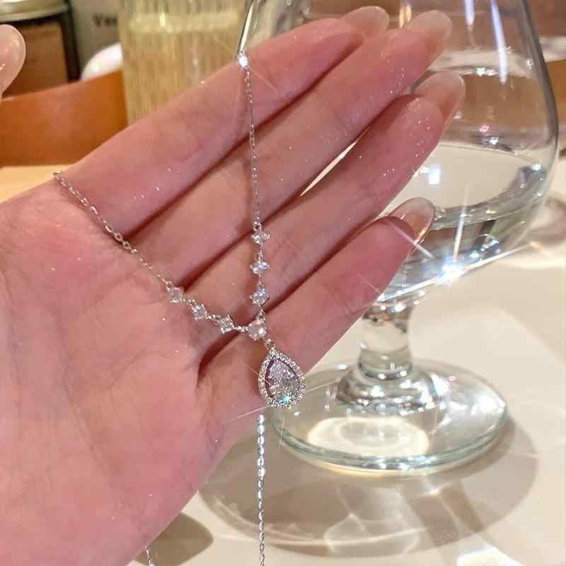 ネックレス レディース シルバー 水滴 ジオメトリック 雫モチーフ ジルコニア キラキラ 華奢 鎖骨チェーン 首飾り ジュエリー アクセサリー ペンダント 高級感 上品 エレガント きれいめ 普段使い オフィス デイリー プレゼント プラチナ ゴールド