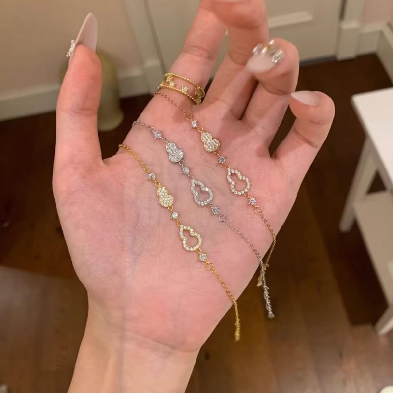 ブレスレット レディース 手首飾り ジルコニア ひょうたん モチーフ アクセサリー 華奢 細身 繊細 上品 エレガント キラキラ フェミニン ジュエリー カジュアル フォーマル 普段使い デイリー プレゼント ギフト シルバー ピンクゴールド ゴールド