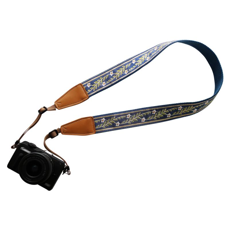 [UNIKSTRAP] オリジナルデザイン、調節可能なカメラストラップ、Canon, Nikon, Sony ミラーレスカメラ/一眼レフカメラに適していますUNIKSTRAP オリジナルデザイン、調節可能なカメラストラップ、Canon, Nikon, Sony ミラーレスカメラ/一眼レフカメラに適していますグレーシャスなビンテージスタイルのレースで覆われたコットンストラップは、本革のストラップエンドと相まって、あなたのカメラにぴったりフィットします。素材：コットン（外側）+重デューティコットンメッシュベルト（内側）+本革ストラップエンド長さ：93cm〜123cm（36.5インチ〜48.5インチ）、幅：3.8cm（1.5インチ）、厚み：0.4cmカメラストラップアダプター2セット付属（写真のカメラとレンズは含まれていません）