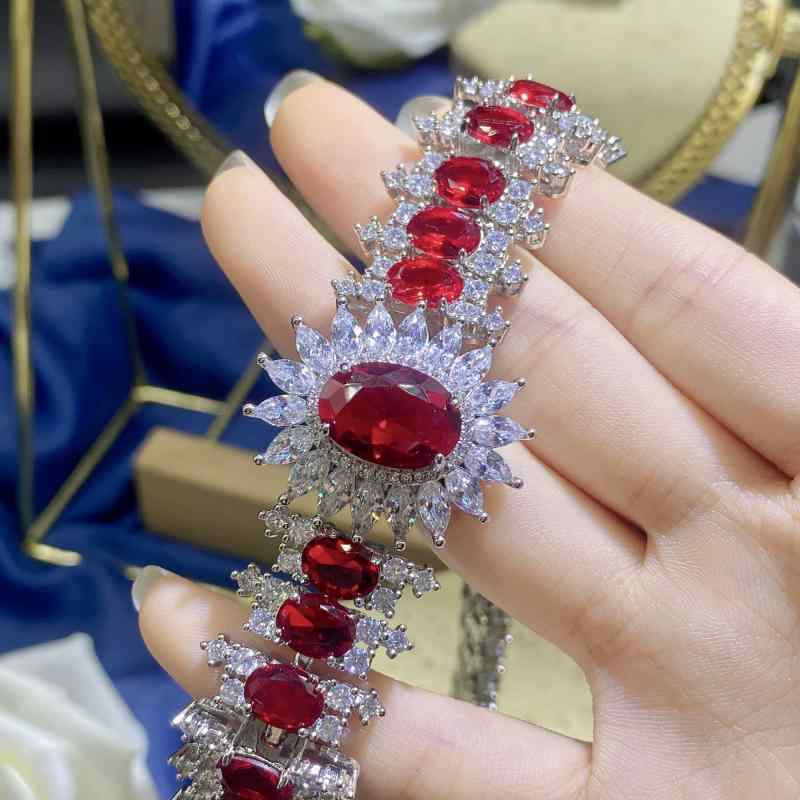 ブレスレット レディース アクセサリー ジュエリー 腕輪 手首飾り 赤 赤色 ルビー ジルコニア レッド ラインストーン 高級感 ゴージャス 電気メッキ加工 花モチーフ 楕円 幾何学 チェーン アジャスター付き 華やか 上品 きらきら フェミニン カジュ