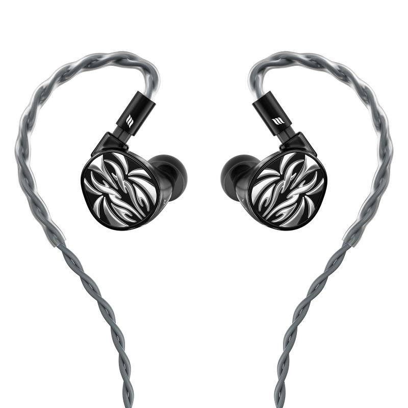 LETSHUOER「Ember」14.8mm大口径平面駆動型ドライバー搭載 HIFI 有線イヤホン/4.4mm/チタン製筐体/ブラック/発売発売999台 · 真の音は永遠に続く 「Ember」は終わりではなく——新たな始まりである。 火が消えた後に残る最も深い輝きは、無限のエネルギーと可能性を秘めています。 発売999台、それぞれの「Ember」は唯一無二——炎が音へと変わる瞬間を捉えています。 最も純粋な音色で情熱と温もり、そして感情を呼び覚ます。フラッグシップな14.8mm平面駆動型ドライバー 再設計の全新構造 – 音進化の核心 「Ember」は完全アップグレードされた14.8mmフラッグシップ平面駆動型ドライバーを搭載し、性能を約20%向上させ、より優れた音質と安定性を実現します。 強化された低音域はより深く、豊かで没入感のあるオーディオを提供し、パワフルで魅惑的な音響体験を生み出します。精密製造、「Ember」のために生まれ 音のエネルギーを解き放つ LETSHUOERは音響の洗練と革新に専念し、EFFECT AUDIOはケーブル製造における卓越した職人技で知られています。 この二者が「Ember」として結集した時、完璧な相乗効果を生み出しました。高品質で丹念に作られたイヤホンケーブルが誕生したのです。 ケーブルはUP-OCC単結晶銅導体を採用し、26AWGの4芯構造をしております。純粋な素材と安定の構造により、手作業で丹念に編み上げられたケーブルは、より豊かでダイナミックな音像を作ります。滑らかで力強いエネルギー伝達をし、平面駆動型ドライバーの潜在能力を最大限に引き出します。マットブラック色 チタン合金製筐体 美学と快適性の究極表現 「Ember」は、マットブラックのチタン合金製筐体とアルミニウム合金フェイスプレートを組み合わせた構造を採用して堅牢な素材選択により、フラッグシップ級の品質を実現しています。フェイスプレートに施された銀色の炎の彫刻は、その名「Ember」を象徴しています。 「Ember」のデザインは、フェイスプレートに燃え盛る炎の光と影から着想を得ました。人間工学に基づいた筐体は軽量かつフィット感に優れ、長時間のリスニングでも快適さと安定性を確保します。4.4mm バランスプラグ、0.78mm 2pin 安定伝送の基礎 「Ember」には標準で4.4mmバランスプラグが付属し、LCP樹脂と金メッキ真鍮構造により優れた導電性を確保しつつ、耐久性と安定性を高めています。コネクター部分は0.78mm-2pin設計で、LCP真鍮と金メッキを採用しており、幅広い互換性を実現します。あらゆる細部にわたり純粋かつ効率的な信号伝送を追求し、フラッグシップ級の音響性能を支える確固たる基盤を築いています。