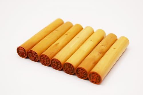 【刀禰（「禰」の左側が「ネ」）】と彫刻してある印鑑(はんこ)(印章)です。直径柘10mm 丈58mmの使いやすいサイズの印鑑です。 銀行印・認印 プレゼント等のギフトにも最適な個人用印鑑です