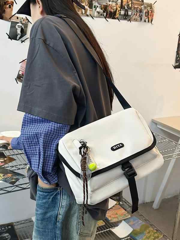 ・カラー展開: ブラック、ホワイト、ブルー、カーキ・スタイル: ストリートトレンド・素材: オックスフォード生地・バッグのスタイル: スクエアバッグ・サイズ: 中・流行要素: 縫い糸・裏地素材: ポリエステル・形状: シェル型・開閉方式: ファスナー・内部構造: 携帯電話ポケット・硬さ: やや柔らかめ・外ポケットの種類: 内パッチポケット・肩紐の数: 1本・適用シーン: 日常コーディネート