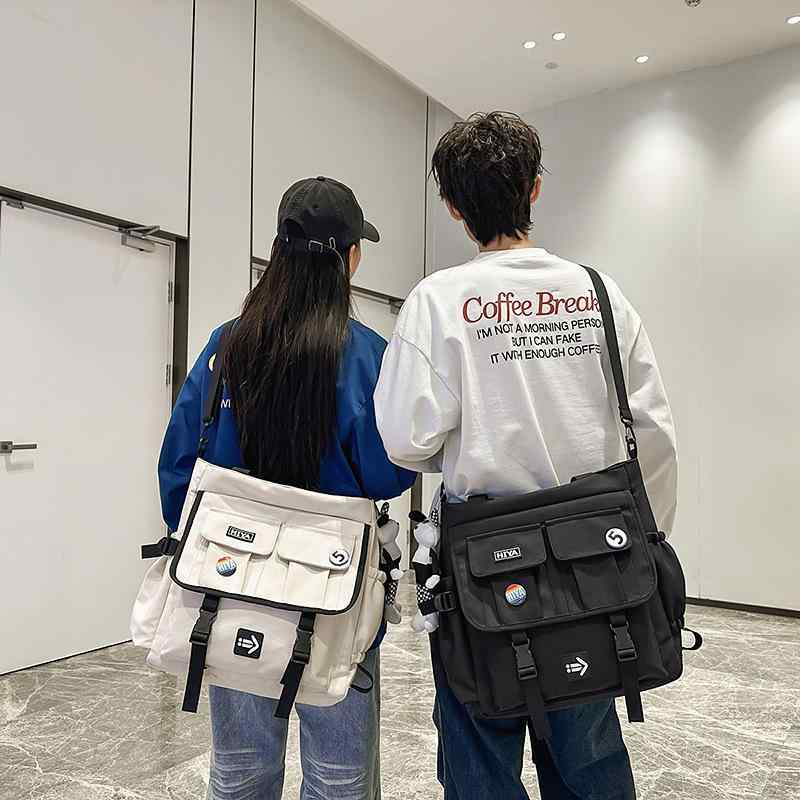 ・スタイル: ストリートトレンド・素材: ナイロン・柄: 無地・カラー展開: ブラック、ホワイト、グレー、カーキ、ブルー・裏地素材: ポリエステル・対応シーン: 日常使い・PC収納サイズ: 40.64cm・性別: メンズ・カテゴリ: メンズショルダーバッグ