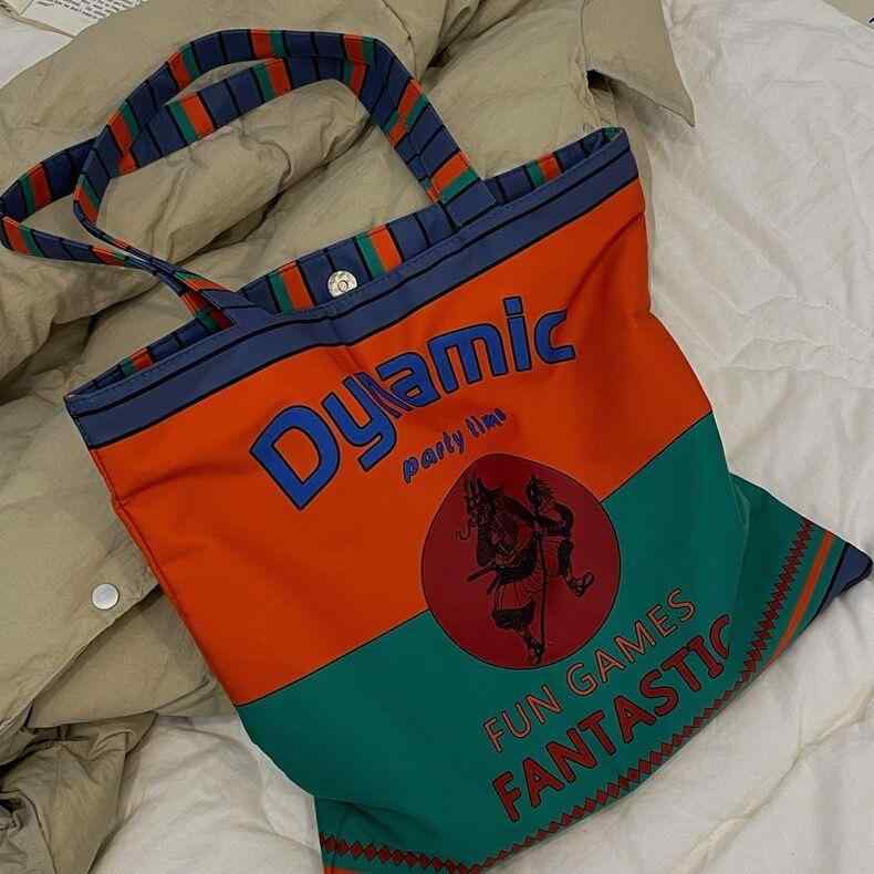 ・カラー展開: プリント・スタイル: 混搭美学・素材: 布・バッグの形状: トートバッグ・バッグのサイズ: 超大・デザイン要素: プリント・裏地素材: 帆布・バッグの形状: 縦型スクエア型・開閉口の仕様: オープン式・バッグの内部構造: ファスナーポケット、携帯電話ポケット・素材の硬さ: 柔らかめ・外ポケットの種類: オープンポケット・肩紐の数: 2本・着用シーン: カジュアル、旅行
