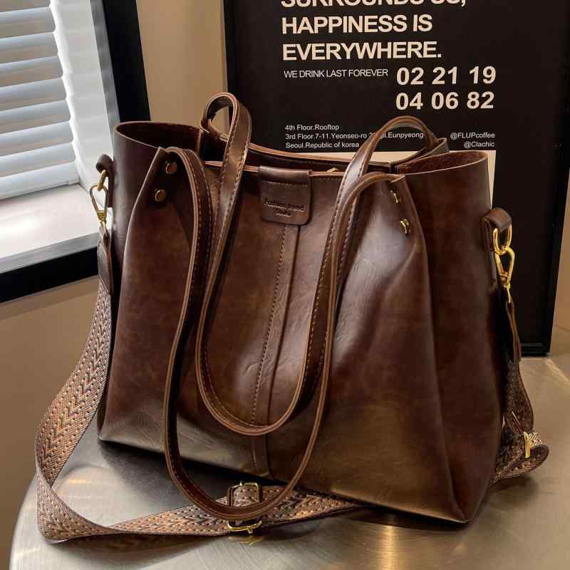 ・カラー展開: ブラック、コーヒー、ブラウン、マッドカラー・スタイル: 都市ミニマリズム・素材: PU・バッグサイズ: 大・推奨シーン: 日常コーディネート・流行要素: 縫い糸、パッチワーク・裏地素材: 合成皮革・バッグ形状: バケツ型・開閉方式: ファスナー・内部構造: 携帯電話ポケット・外袋タイプ: 内側パッチポケット・硬度: やや柔らかめ・仕切りの有無: なし・ショルダーストラップ本数: 2本