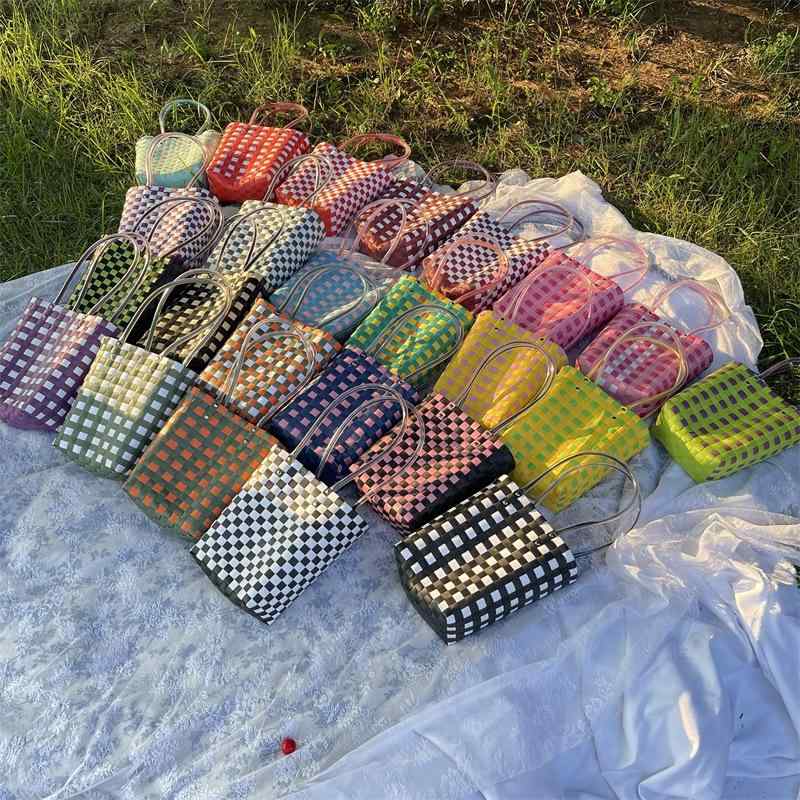 乐天商城 - トートバッグ レディース 手作り 編み込み ビーチ 日常 使い 軽量 PVC 素材 横型 方形 ミディアムサイズ 春 黒 白 オリーブグリーン チェック 柄 撞色 切り替え デザイン 肩掛け 携帯収納 カードポケット カメラスロット ダブルストラップ 中