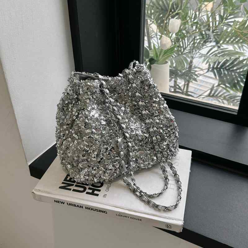 ・カラー展開: ブラック、シルバー・スタイル: 都市ミニマル・主な素材: PU・バッグのスタイル: バケットバッグ・バッグのサイズ: 中・流行要素: スパンコール・裏地素材: ポリエステル・バッグの形状: バケット型・開閉方式: マグネットバックル・バッグ内部構造: コンパートメントファスナーポケット・硬度: やや柔らかめ・外ポケットの種類: 内パッチポケット・ショルダーストラップの本数: 2本・着用シーン: 日常コーディネート