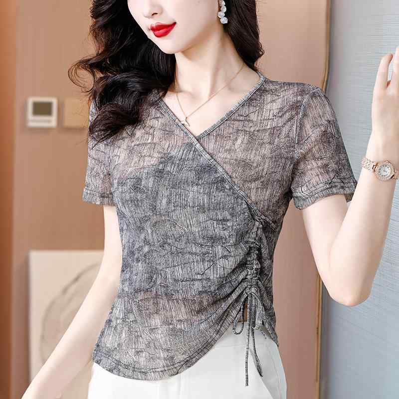 乐天商城 - Tシャツ レディース Vネック 短袖 網纱 切り替え 不規則 ヘム ドローストリング 引き絞り ルーズ フィット シルバーグレー 気質 通勤 風 夏 トップス インナー 普段使い 伸縮 素材 綿 混 紡績 95%以上 花柄 プリント バンド デザイン タ
