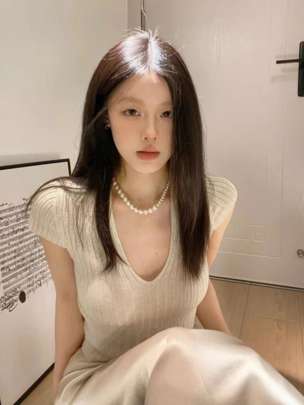 女性用 トップス Vネック 収腰 短袖 ニット シャツ 春夏 女性 修身 スリーブ 純色 杏 柔軟 素材 氨纶 混紡 快適 軽やか 清新 甘め スタイル 日常 着こなし デイリー ウェア 爽やか シルエット フィット センス