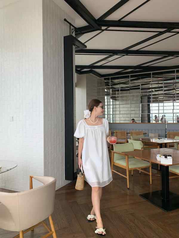 乐天商城 - ワンピース 女性用 方領 泡泡袖 中長丈 スカート レイヨン 混紡 短袖 中腰 プリーツ 切り替え デザイン 法式風 純色 基本款 単品 セットアップなし 白色 黒 夏 2025年 リリース 芸術的 復古 スタイル セットアップなし レイヨン繊維 90%