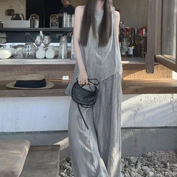 Other - レディース セットアップ 無袖上衣 ワイドパンツ 2点セット 夏 グレー 純色 不規則デザイン ゆったりシルエット 私服 御姐風 シルク加工 PVC素材 直筒パンツ 韓国スタイル 減齢コーデ 袖なし プリンセススリーブ ノースリーブ トップス ボトムス
