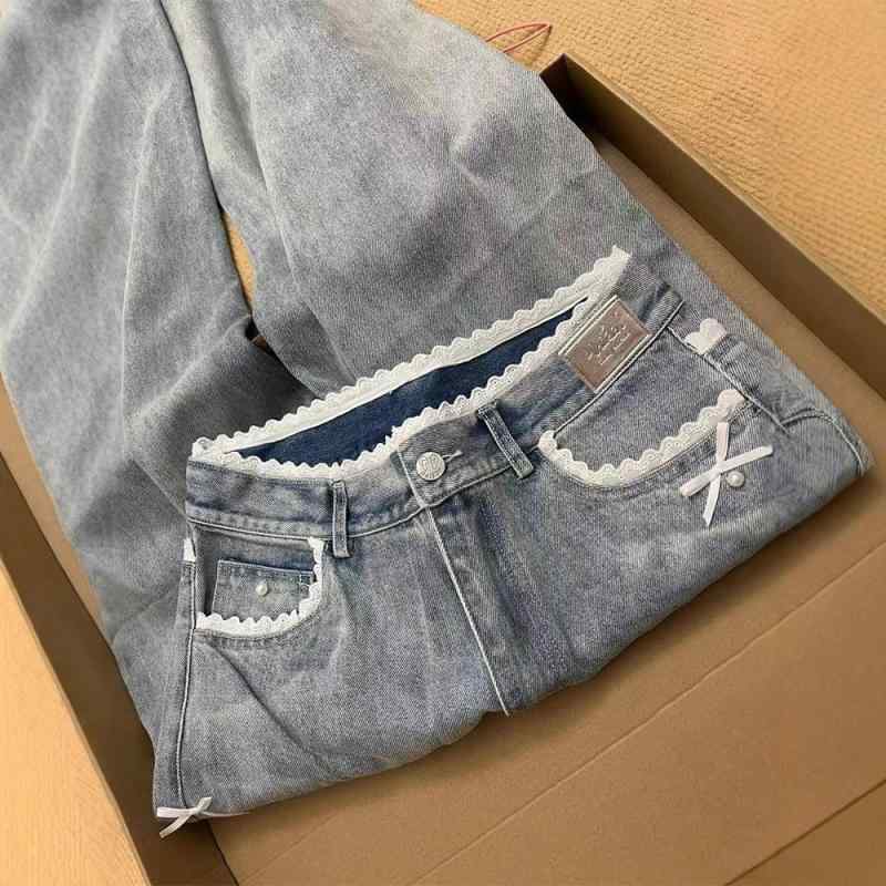 Capri Pants - {"result": "レディース デニムパンツ 浅青 牛仔布 綿混紡 高腰 裏起毛 秋冬 ワイドレッグ ストレート ロング丈 ゆったり 切り替え レース 花柄 蝶結び 膝下丈 ロングパンツ デニム ストレッチなし 通勤 普段使い カジュアル 御姐風 私