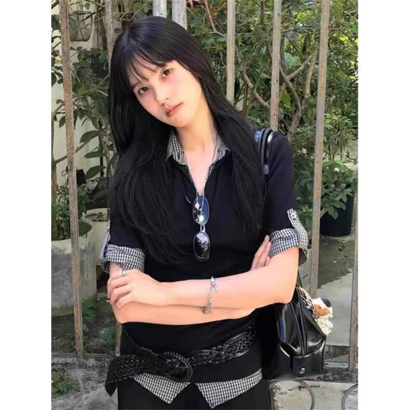 Tシャツ レディース 短袖 黒 綿 素材 学院風 韓国風 夏 服 撞色 格子柄 フェイクツーピース 修身 タイプ 甘辛 トップス 日常使い ゆったり シルエット ポロ 襟 ボタン 付け 切り替え デザイン 爽やか スタイル 清新 かわいい ファッション